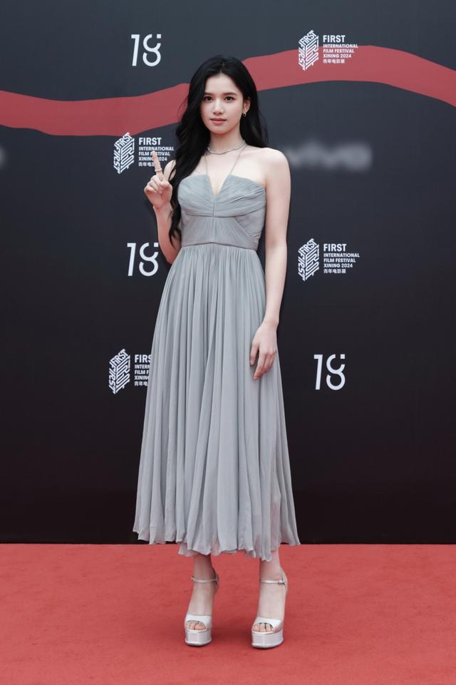 女皇张婧仪，肤白貌美大长腿，全都长在审美上了