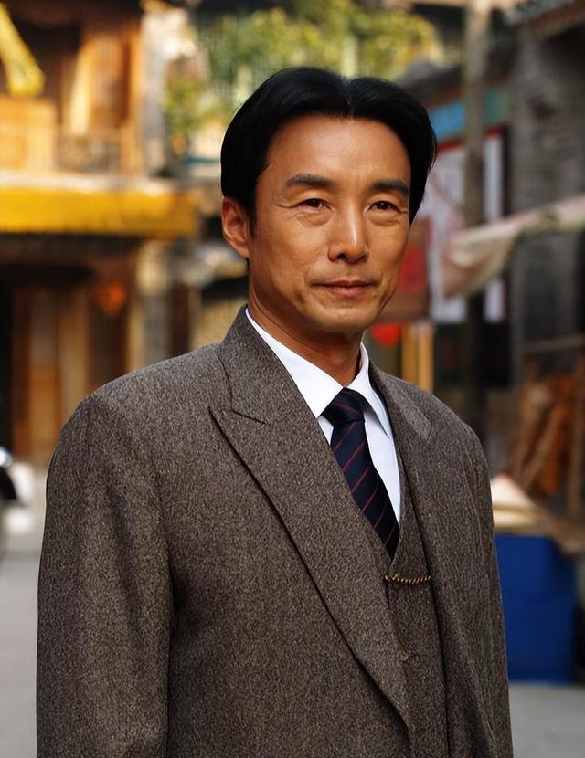 施京明：娶了圈外妻子，婚后生一儿一女，幸福美满