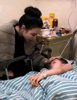 国岳集团的前妻照片(国岳夫妇看望鞭炮炸伤截肢男孩，捐现金20万水滴筹为何没落了？)