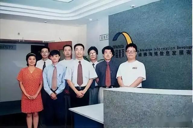 马云近况曝光，现身纽约未带保镖，身影落寞无人识现状让人唏嘘