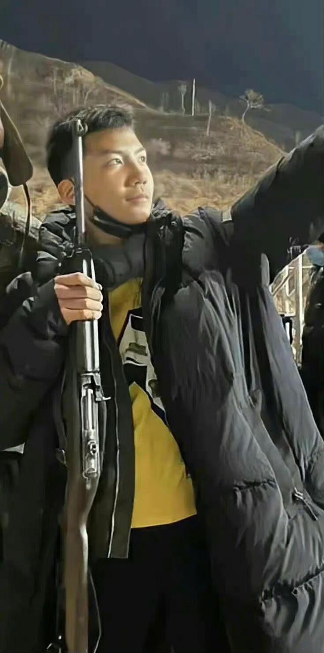 胡军13岁儿子康康近照曝光,身高直逼父亲,总裁气质依旧不减