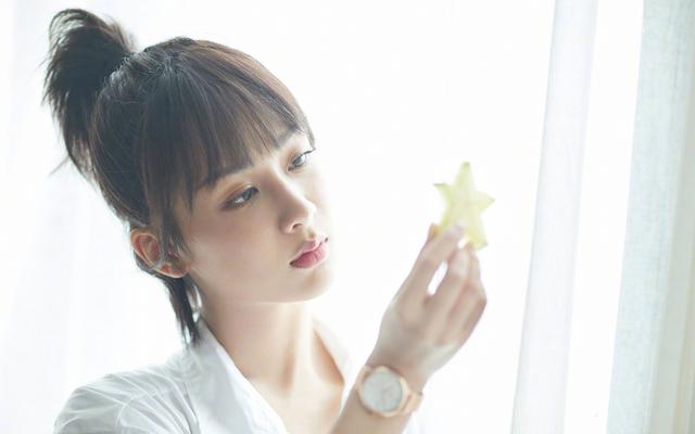 杨紫晒父亲旧照，年轻时杨父颜值堪称小鲜肉，这是什么神仙家庭？