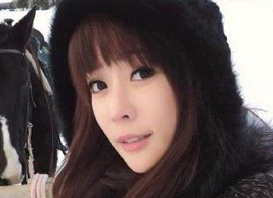 “比基尼王后”王子鱼，遭51岁富豪男友暴打吐血，头骨也骨折太惨