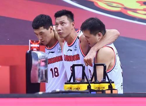 易建联重伤离场,网友:一个时代真的要结束了?
