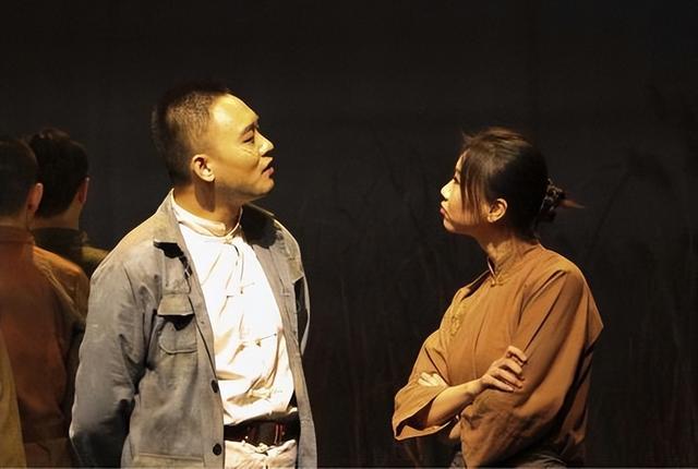 从话剧《荒原与人》的叙述方法中，体会戏曲传统叙事的改变