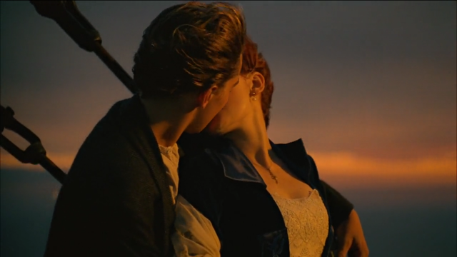 电影《泰坦尼克号》最浪漫的吻戏,小李子吻得真是太投入了