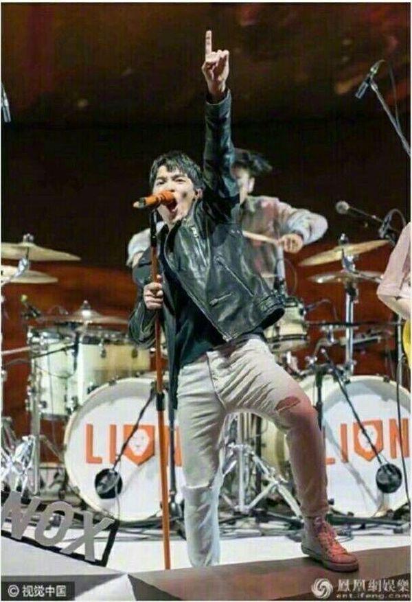 “雨神”萧敬腾的降雨概率有多大？看他最近指天求雨就知道了