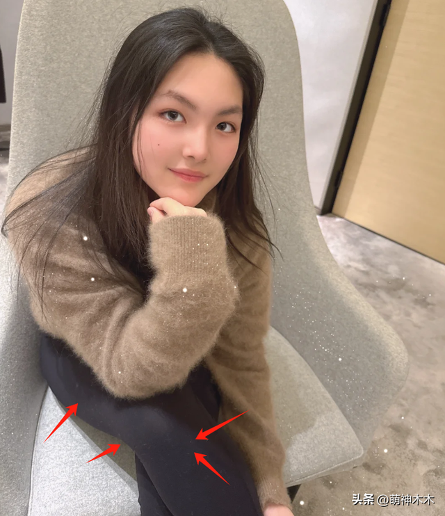 李湘带女儿逛街被偶遇,本人又胖了一圈,戴毛线帽裹大衣被嘲土气