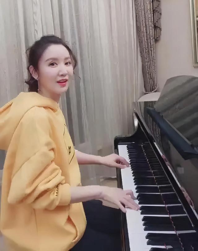 张萌别墅内景曝光，电影房藏老公爱心设计，为环保家里堆满纸箱