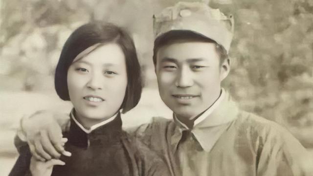 开国中将被妻子举报，降为大校，死前留下遗言：不许妻子参加葬礼