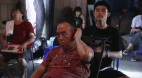 父亲是陈凯歌，母亲是陈红，强捧好几年都红不了，陈飞宇也很无奈