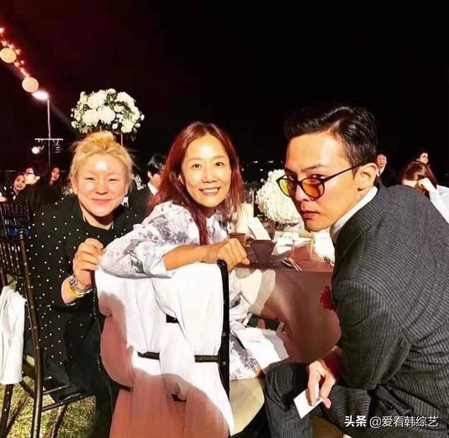 权志龙在姐姐权多美金民俊的婚礼上亮相，展现了与众不同的时尚感