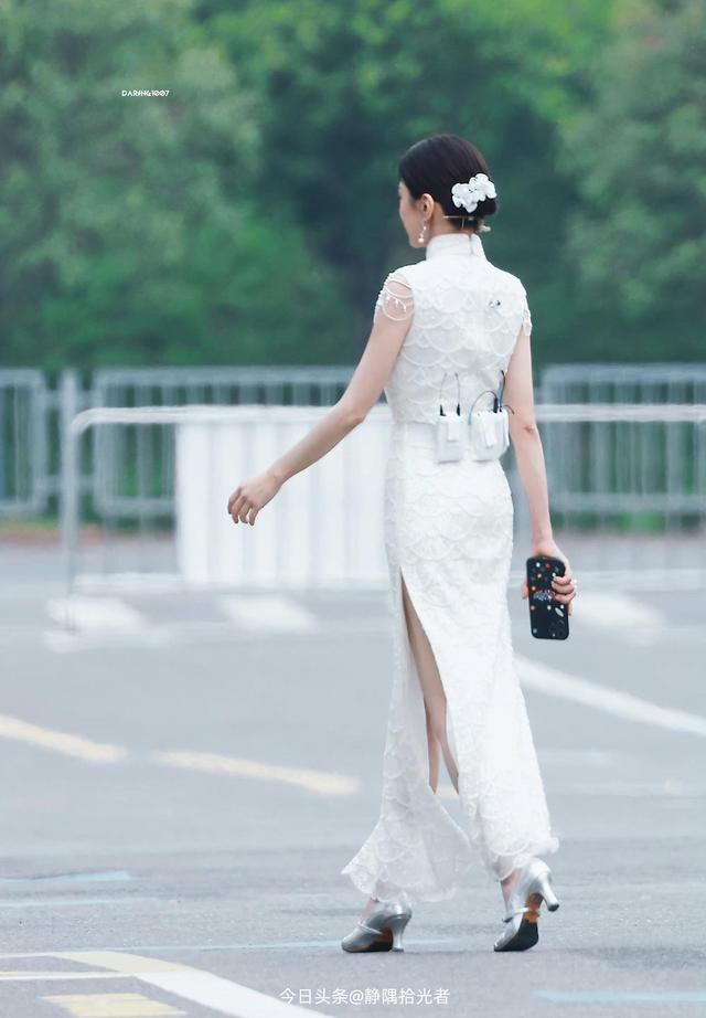 贾静雯绝美图集：49岁冻龄女神性感爆棚，这身材谁顶得住？