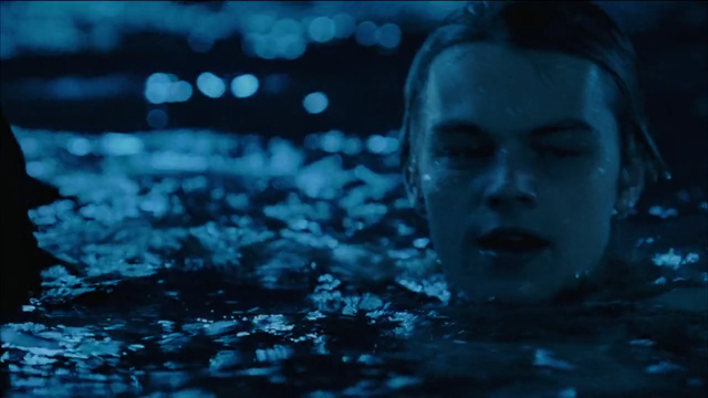 电影《泰坦尼克号》最浪漫的吻戏,小李子吻得真是太投入了