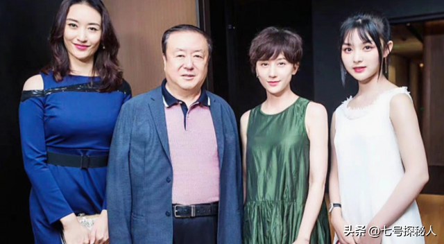 72岁导演尤小刚,与三婚妻子3年抱俩娃,如今两个儿子超高颜值