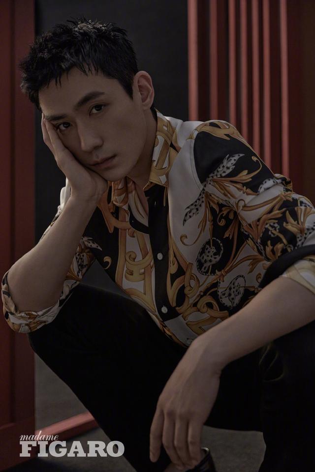 温柔眼眸的凝视 明暗光影交错下的朱一龙