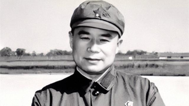 开国中将被妻子举报，降为大校，死前留下遗言：不许妻子参加葬礼