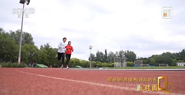 面对面丨两个人，一双眼睛，如何在世界赛场跑出奇迹？