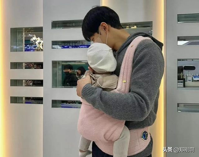 李昇基为女儿庆祝1周岁生日！女儿肉嘟嘟超可爱，画面十分温馨