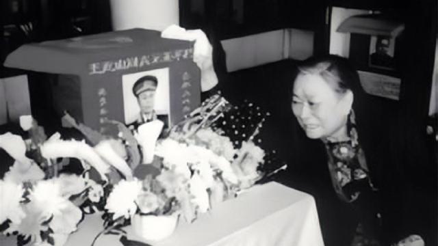 开国中将被妻子举报，降为大校，死前留下遗言：不许妻子参加葬礼
