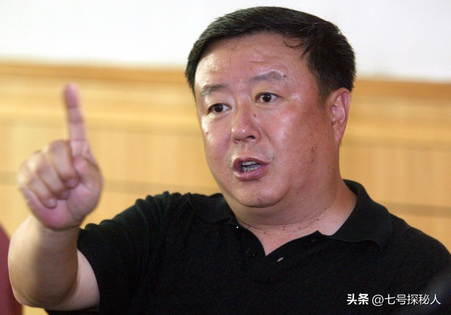 72岁导演尤小刚,与三婚妻子3年抱俩娃,如今两个儿子超高颜值