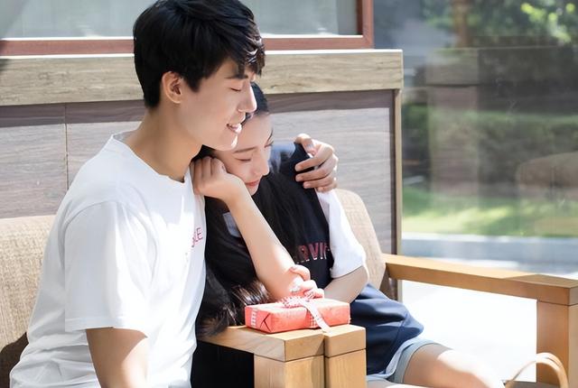 有这些表现的人，其实是在偷偷喜欢你，别错过了