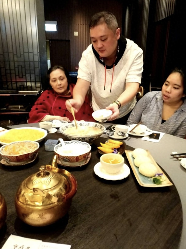 72岁施明大病后近照曝光，前夫李家鼎现身探望，三代同堂过母亲节