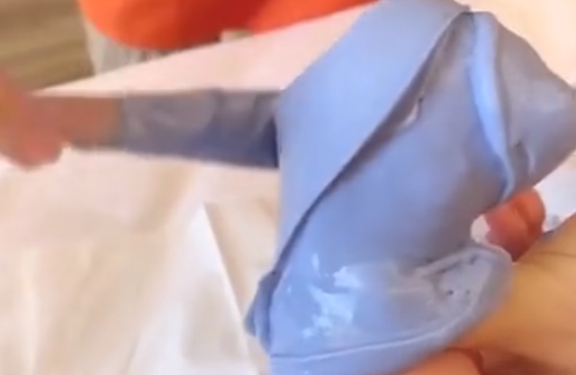 萌娃被脚模“封印”获高赞，网友：这样创意满满的记录方式很优秀