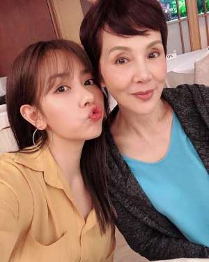 林秀君(恭喜前邵氏知名女星林秀君升级做外婆，女儿丁巧唯10分钟顺产)