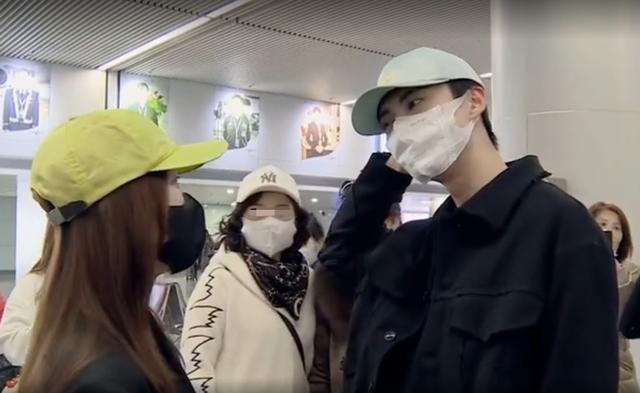 好甜!22岁男星现身机场,特意等秦岚一起走?悄悄话打闹超可爱