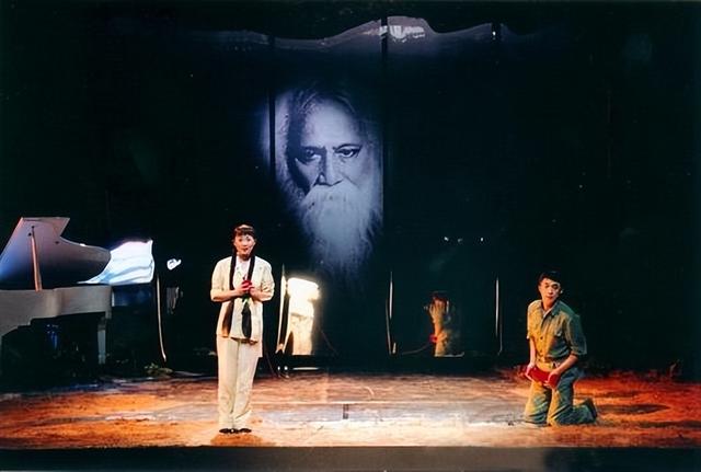 从话剧《荒原与人》的叙述方法中，体会戏曲传统叙事的改变