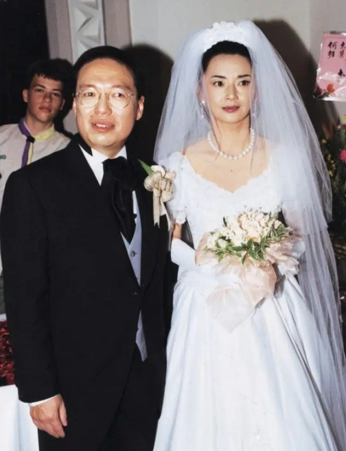 “霸王花”胡慧中:黑帮老大为她金盆洗手,现任老公入狱不离不弃