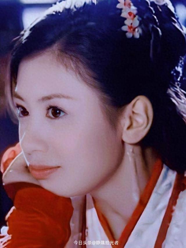 贾静雯绝美图集：49岁冻龄女神性感爆棚，这身材谁顶得住？