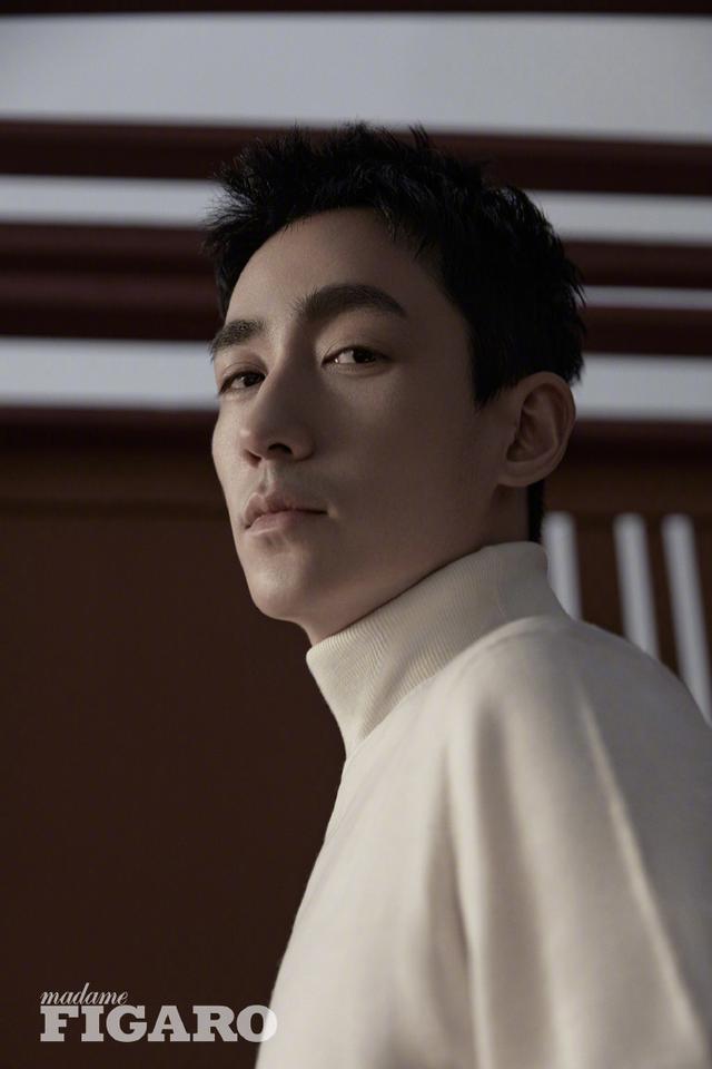 温柔眼眸的凝视 明暗光影交错下的朱一龙