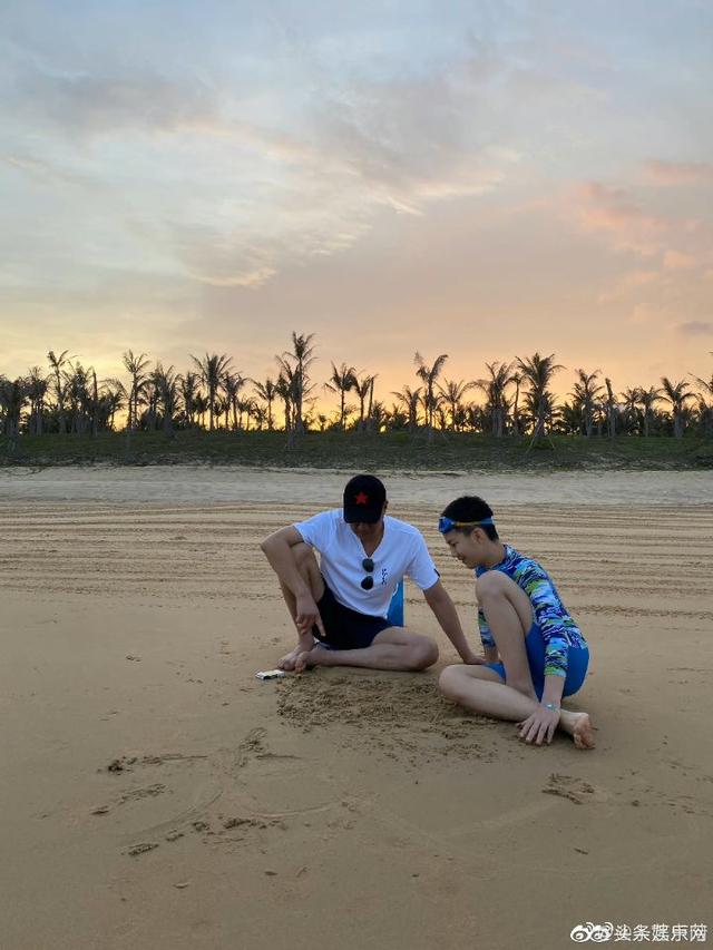 胡军13岁儿子康康近照曝光，身高直逼父亲，总裁气质依旧不减