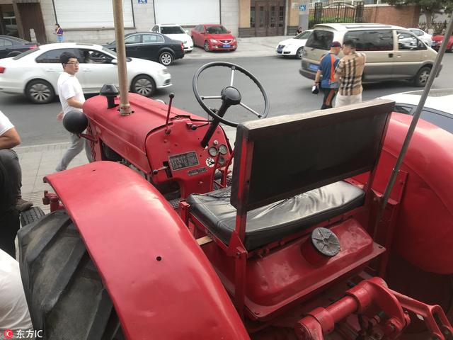 老式东方红拖拉机现长春街头 成为饭店特殊的招牌