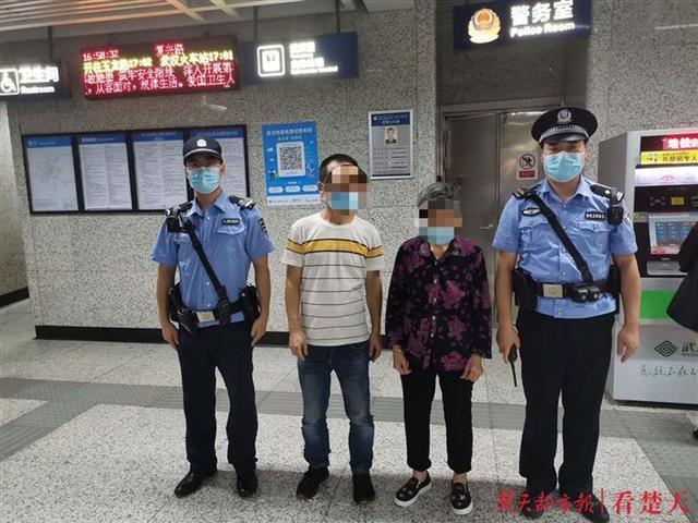男子冲赶地铁,门关后才发现老岳母跟丢了