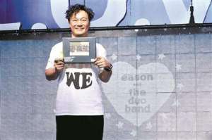 陈奕迅的英文名(陈奕迅新专辑《L．O．V．E．》发布 5首新歌勇夺82个冠军)