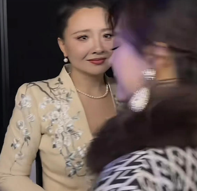 《甄嬛传》13年后重聚，孙俪冷落李学东一幕，揭开娱乐圈残酷真相