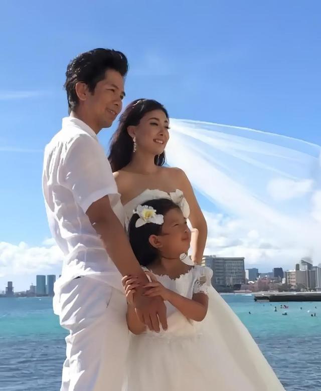 老少恋有多“残酷”?嫁给富豪的牛莉近况曝光,独自旅游疑似离婚