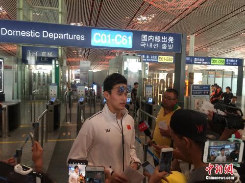 孙杨今晨载誉归来 自评满意游泳世锦赛表现