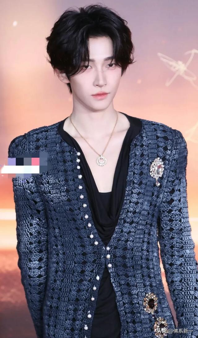 妈呀!内娱又出男“腰精”，将周翊然和王一博放一起差距一目了然