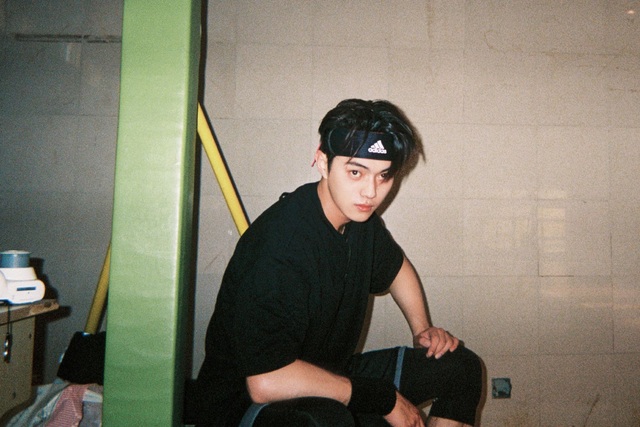 许凯情史又被扒？与前女友大量亲密照流出，镜头前搂腰亲吻撒狗粮