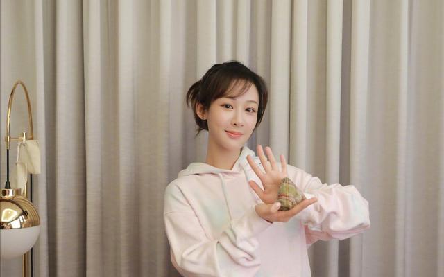 杨紫晒父亲旧照，年轻时杨父颜值堪称小鲜肉，这是什么神仙家庭？