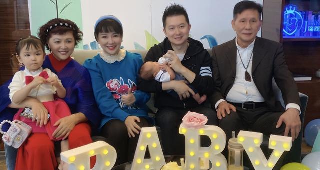 这两位熟悉的主持人，原来是夫妻？搭档了21年，儿女双全却被骂惨