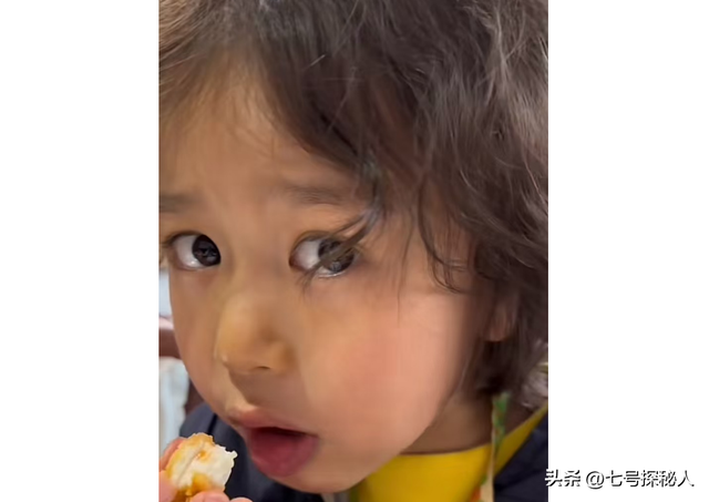 72岁导演尤小刚,与三婚妻子3年抱俩娃,如今两个儿子超高颜值