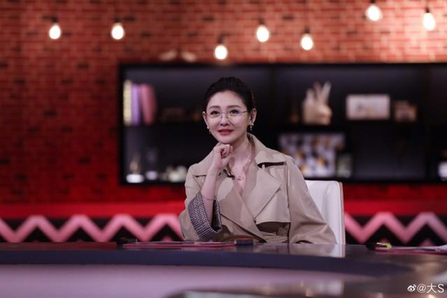 大S穿风衣戴眼镜温婉知性 托腮甜笑女人味足