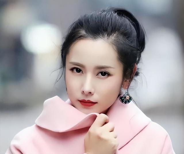 曾被骂同性恋的她，41岁结婚生子却与丈夫对簿公堂，现在过得如何