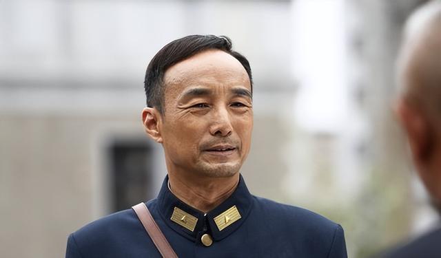 施京明：娶了圈外妻子，婚后生一儿一女，幸福美满