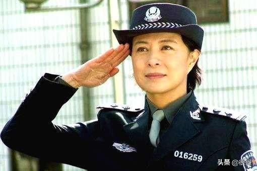 她是国家一级演员,泳装出镜第一人,如今在《希望的大地》打酱油